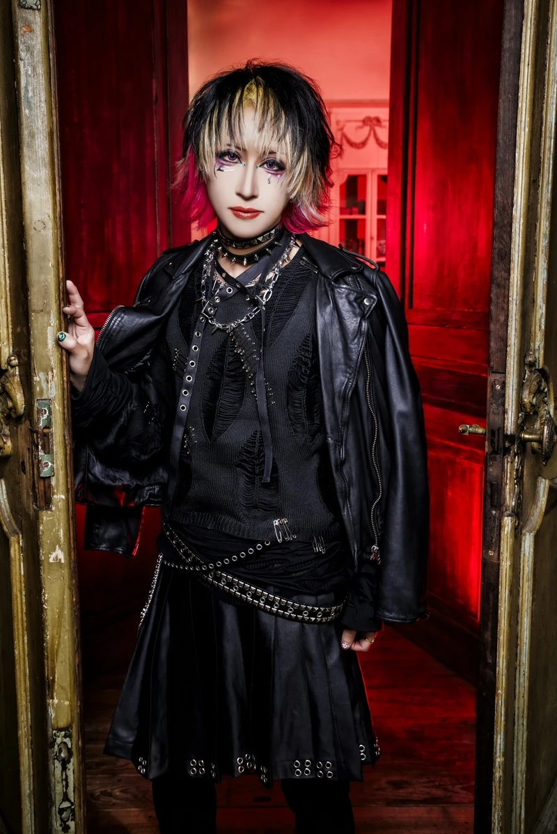 PROFILE | NICOLAS OFFICIAL SITE